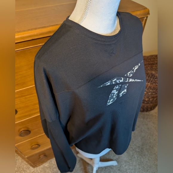 Reebok Black Cropped Sweatshirt Modern Safari Logo NWT - Picture 8 of 13